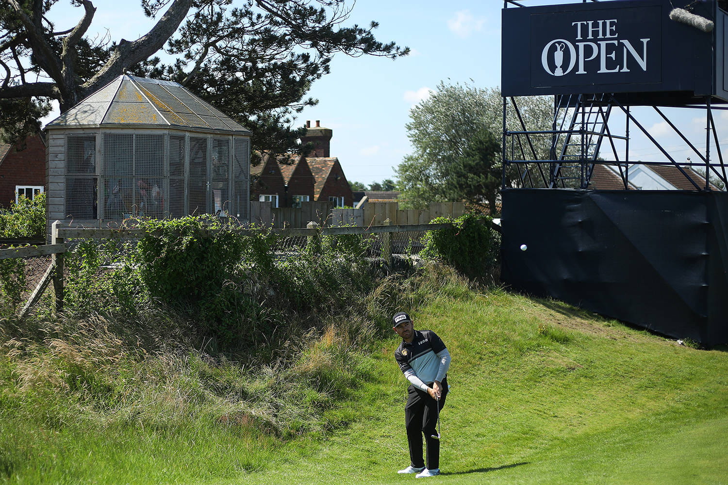 Louis Oosthuizen chips on the fourth